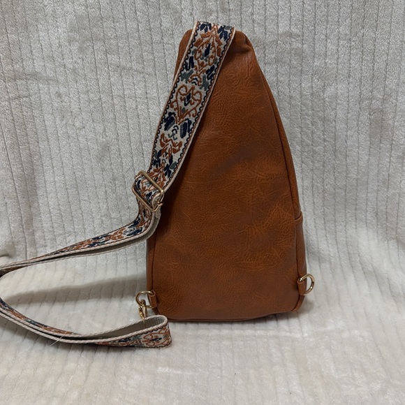 Cognac Leather Crossbody Bag with Patterned Strap - Picture 5 of 8